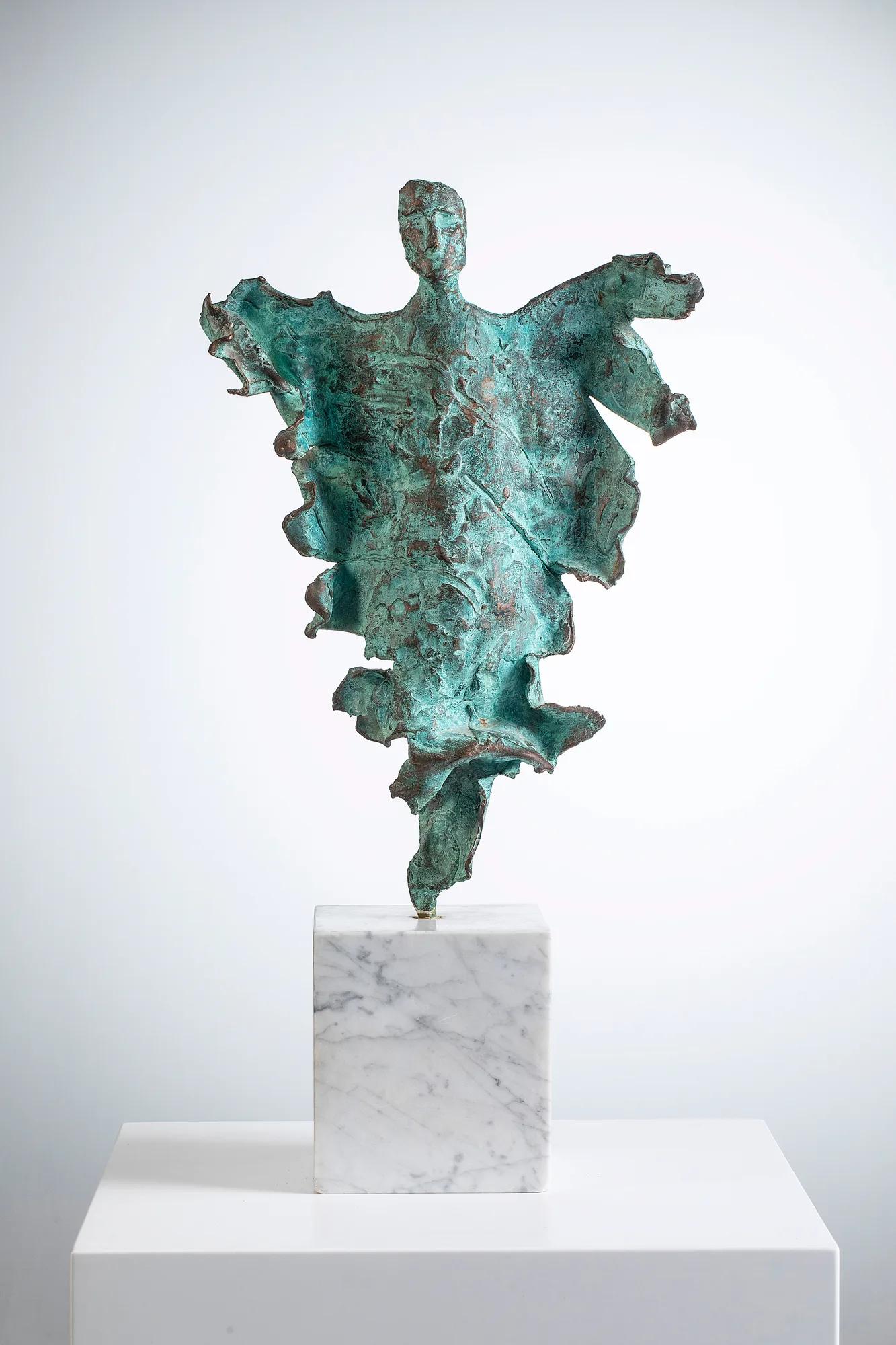 Angelo (Ethereal), bronzo su marmo, opera di Stefania Mecucci