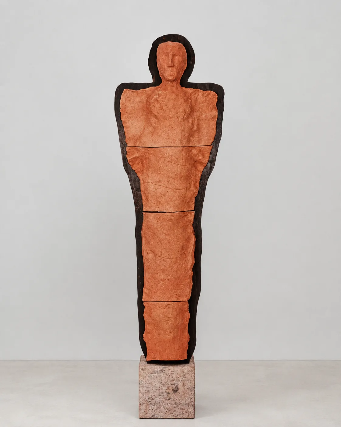 Angeli, terracotta, legno e peperino rosa, opera di Stefania Mecucci