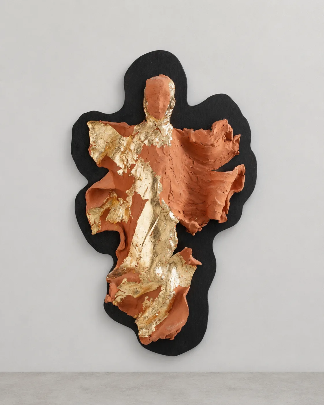 Due angeli (Ethereal dittico) I, legno, terracotta e foglia oro, opera di Stefania Mecucci