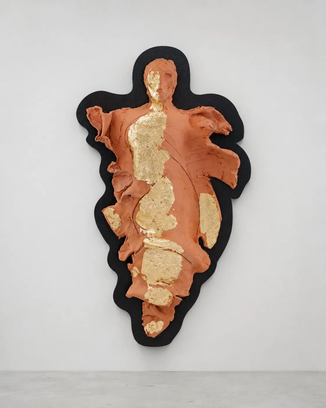 Due angeli (Ethereal dittico) II, legno, terracotta e foglia oro, opera di Stefania Mecucci
