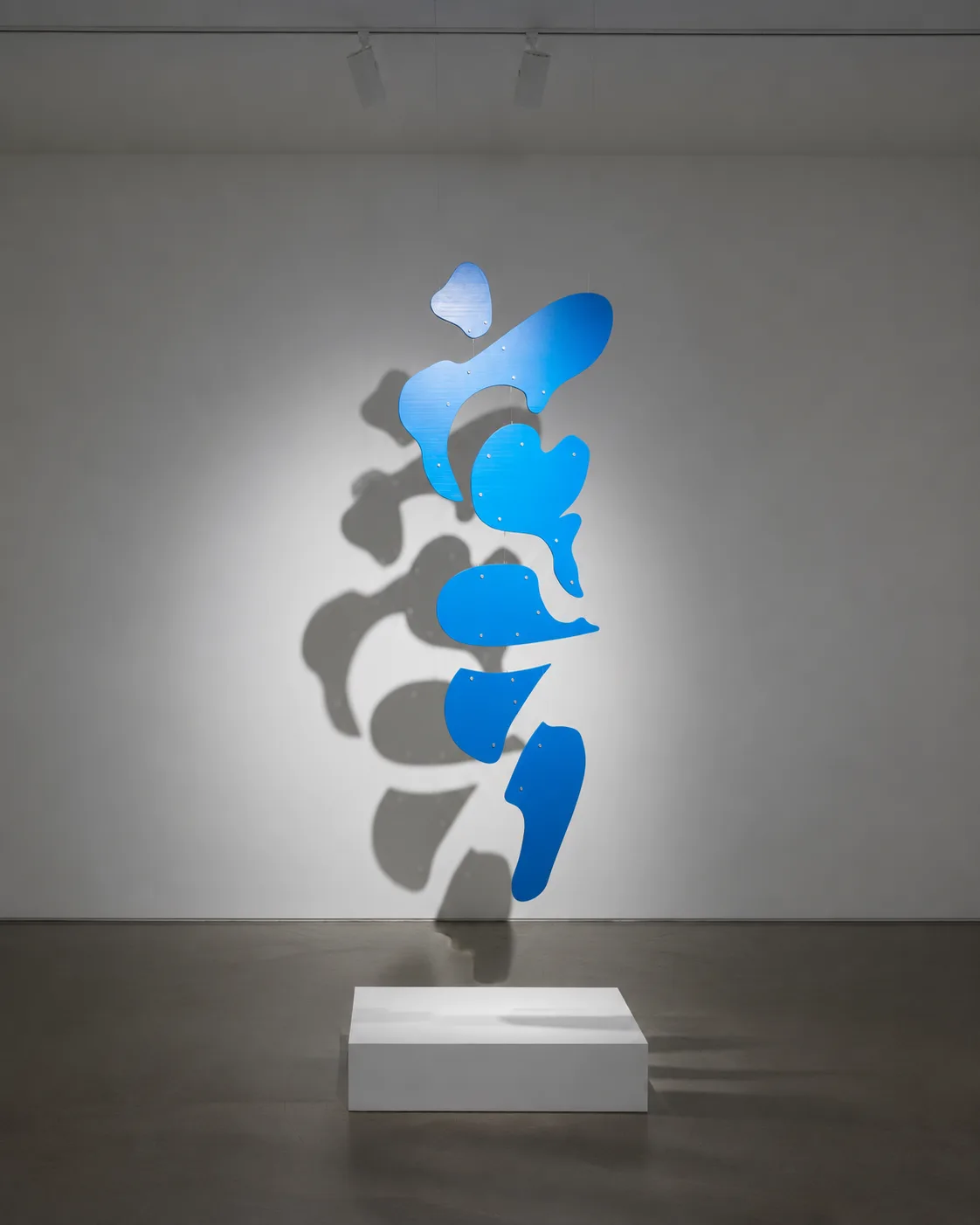 Il guardiano del mare, ferro smaltato, installazione, opera di Stefania Mecucci