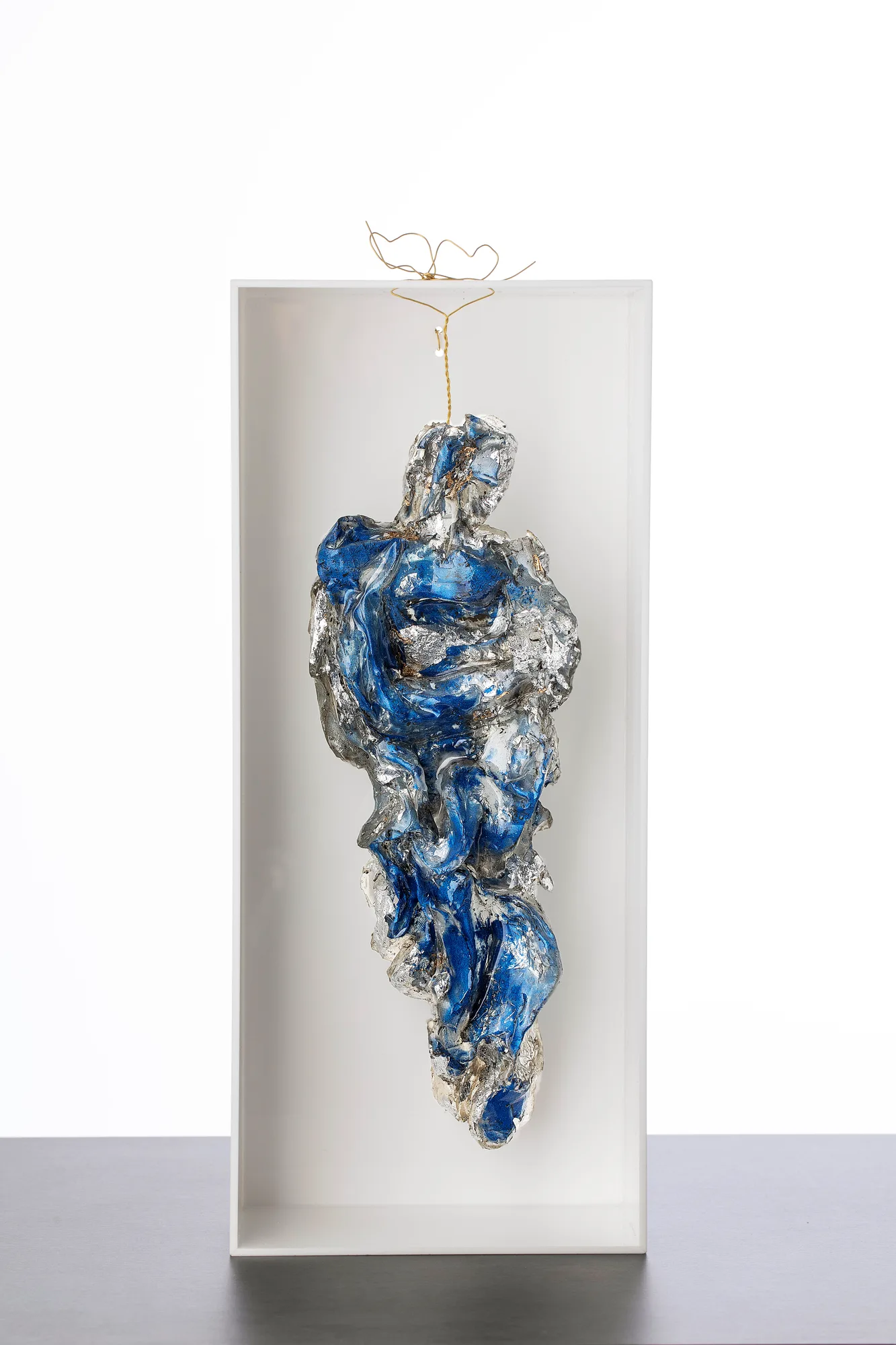 Blu Homonile in white box 2, resina, plexiglas, foglia argento, pigmenti, opera di Stefania Mecucci