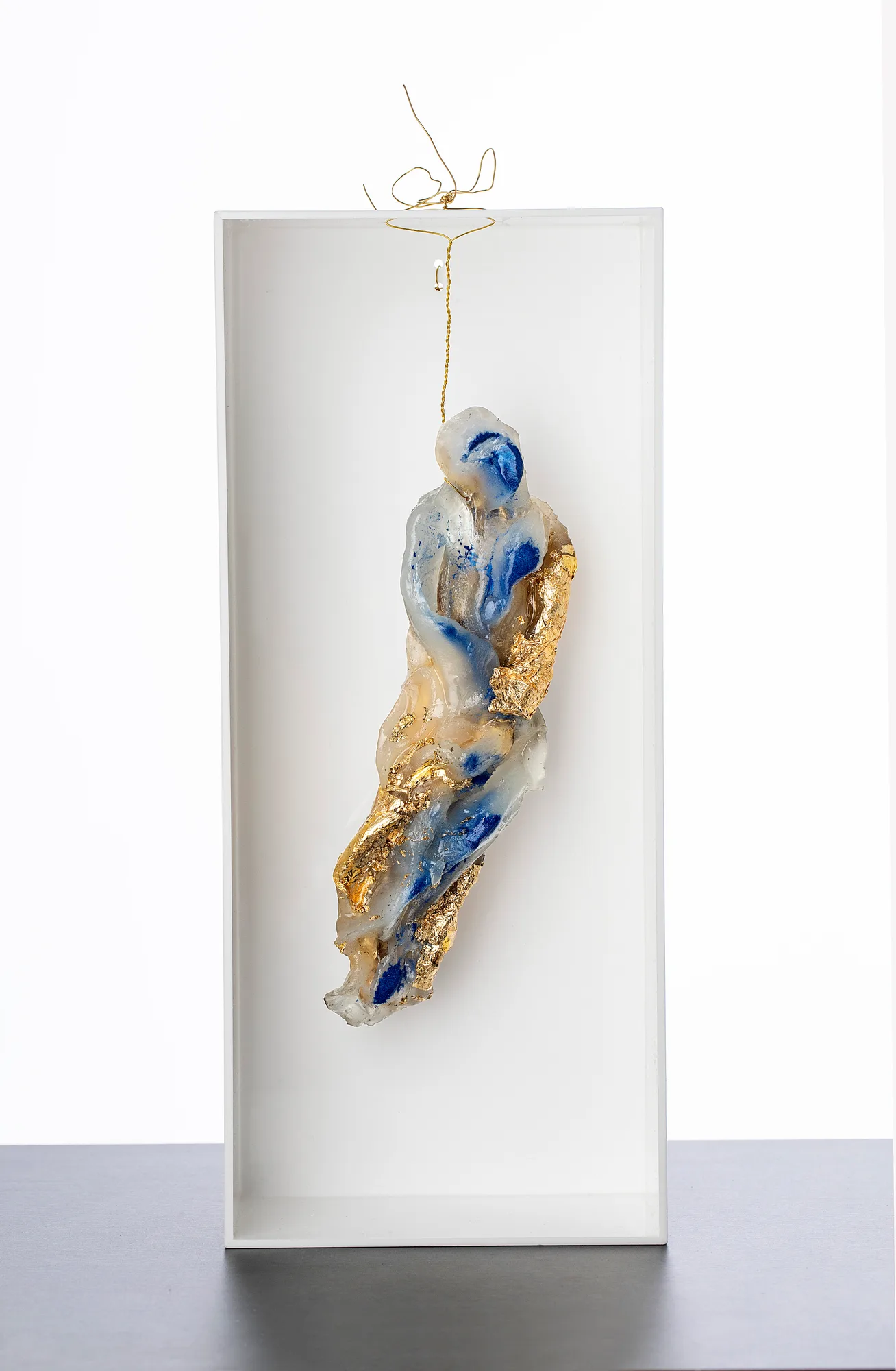 Blu Homonile in white box 3, resina, plexiglas, foglia oro, pigmenti, opera di Stefania Mecucci