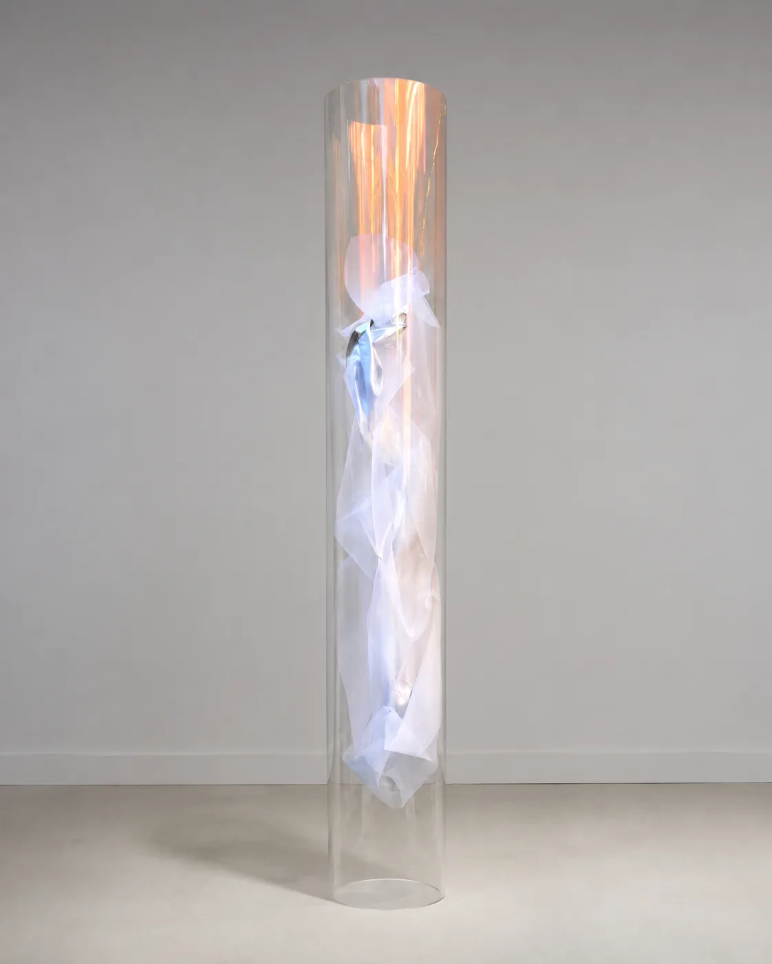 Ninfa d'acqua, crinolina, stoffa e plexiglas, opera di Stefania Mecucci