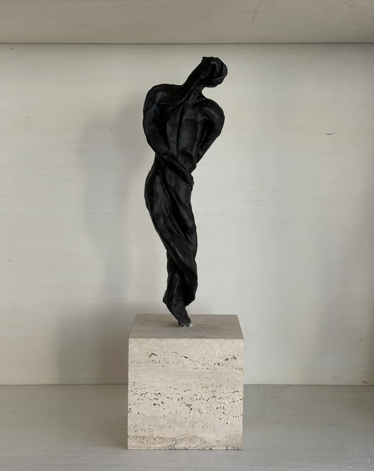 Presenza 1, bronzo e marmo, opera di Stefania Mecucci