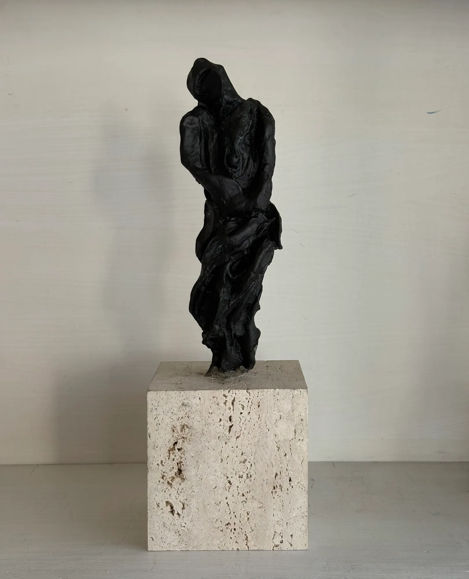 Presenza 2, bronzo e marmo, opera di Stefania Mecucci
