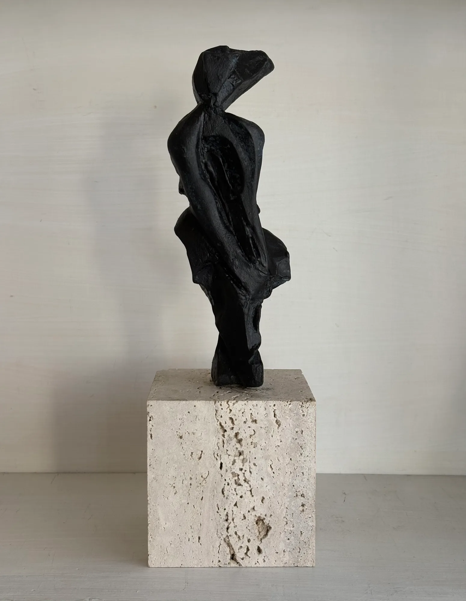 Presenza 3, bronzo e marmo, opera di Stefania Mecucci