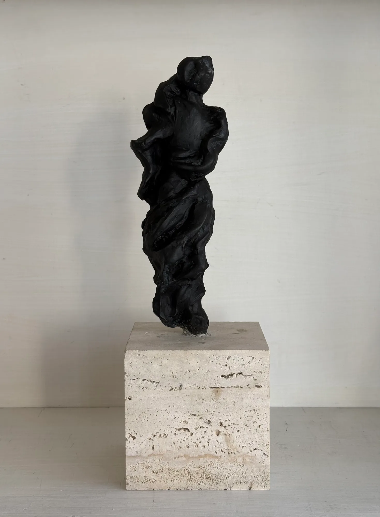 Presenza 4, bronzo e marmo, opera di Stefania Mecucci