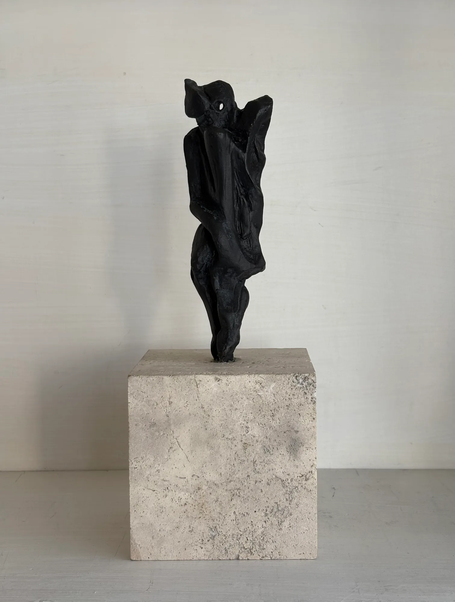 Presenza 5, bronzo e marmo, opera di Stefania Mecucci