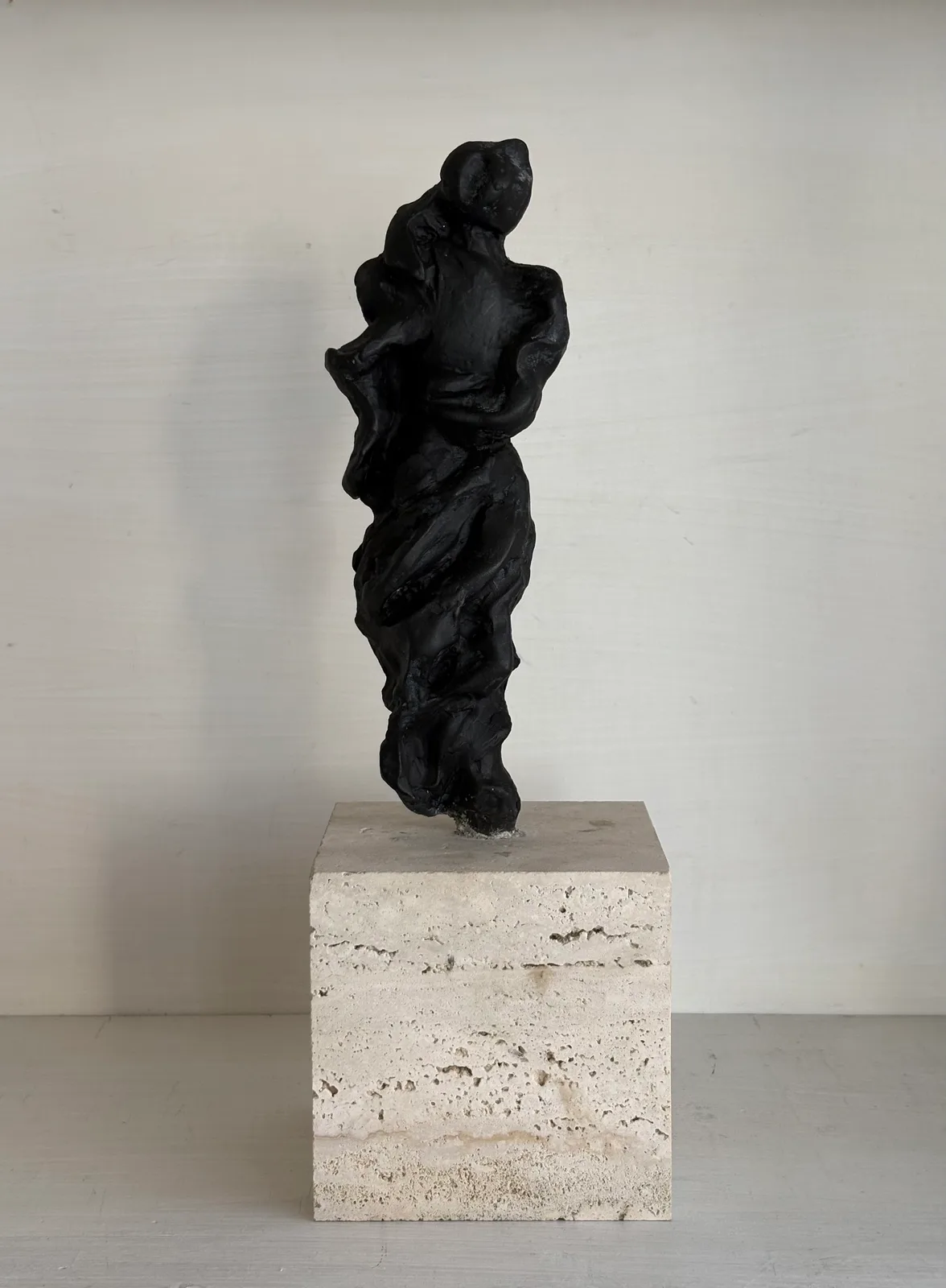 Presenza 4, bronzo e marmo, opera di Stefania Mecucci